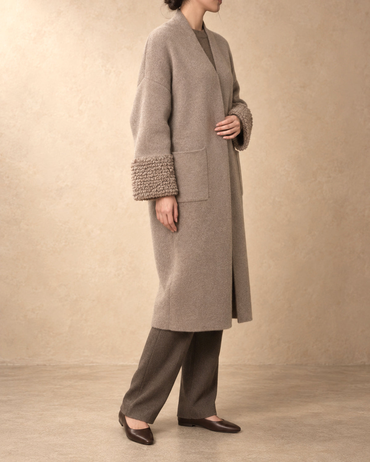 Long Coat with Bouclé Cuffs in Cashmere, Grey-beige, 3q view