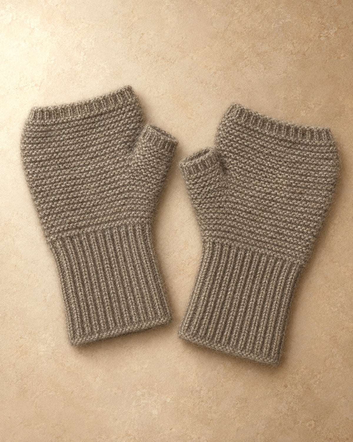 Fingerless Gloves in Cashmere, Grey, flat view
