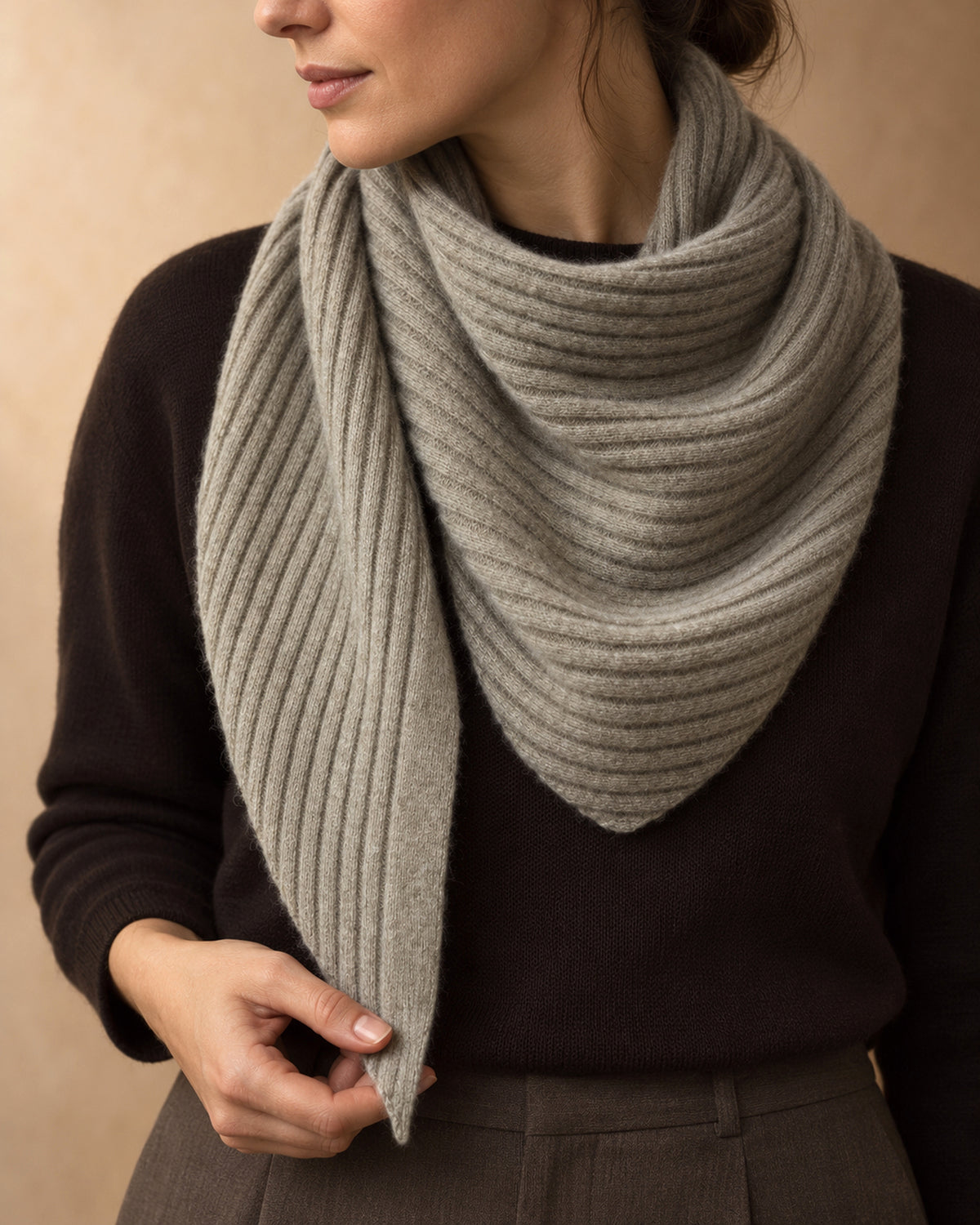 Triangle Scarf in Cashmere, Grey-beige, detail view