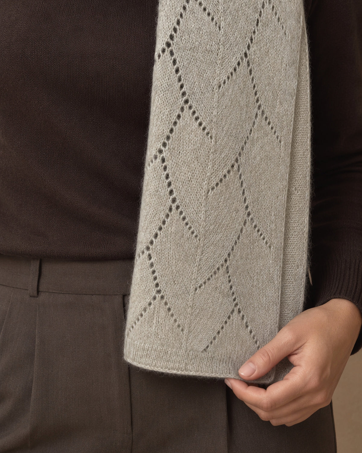 Diamond-End Scarf in Cashmere, Grey, detail view