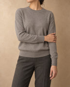 Fine Crew-Neck Pullover in Cashmere, Grey, front view