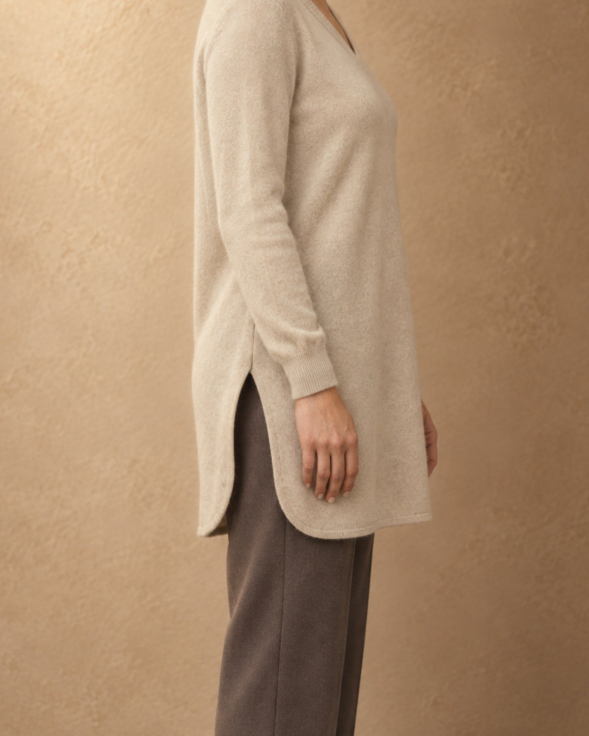Long V-Neck Tunic Jumper in Cashmere, Beige, side view